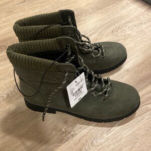 Women’s fall/winter boots. Size 8, brand new with tags. Olive color.